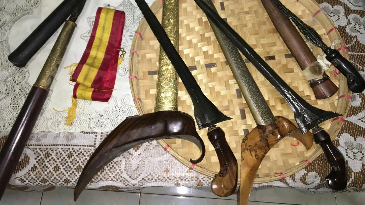 Bilah Pusaka yang Telah Diberi Warangan dan Peminyakan pada Bilahnya (Liputan6.com/Ahmad Adirin)
