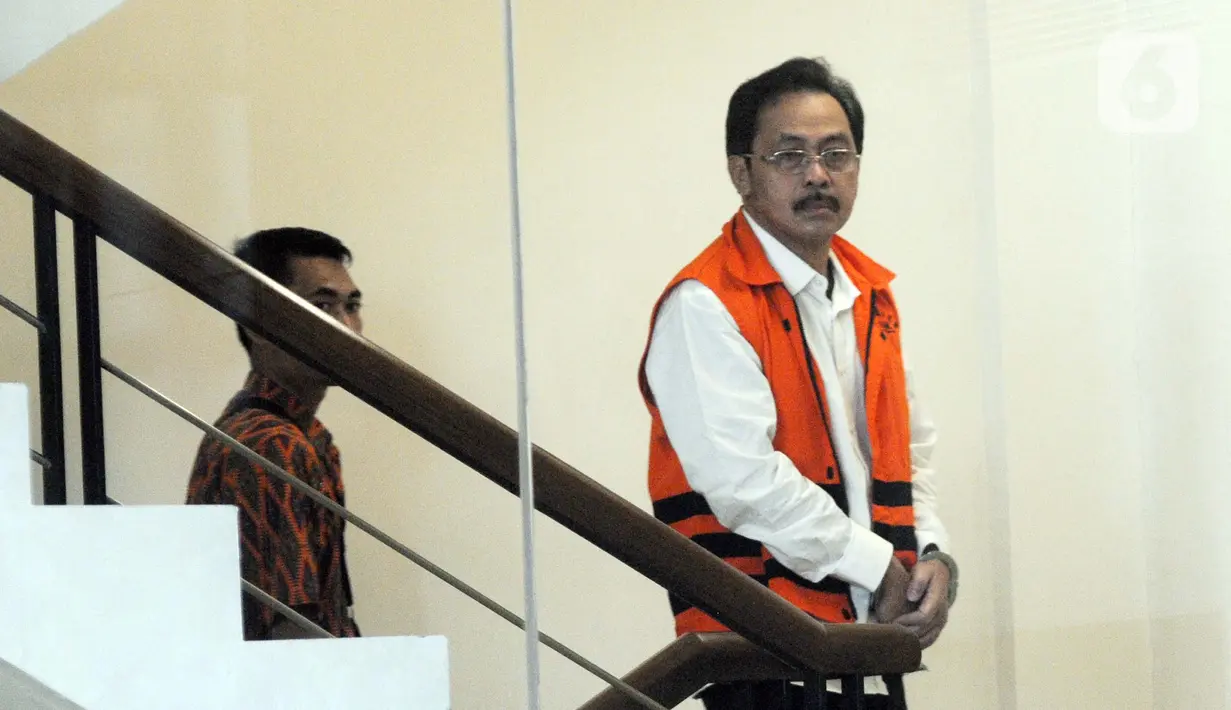 Gubernur nonaktif Kepulauan Riau Nurdin Basirun (kanan) saat akan menjalani pemeriksaan di Gedung KPK, Jakarta, Kamis (3/10/2019). Nurdin diperiksa sebagai tersangka untuk melengkapi berkas terkait aliran suap izin lokasi rencana reklamasi di wilayah Kepulauan Riau. (merdeka.com/Dwi Narwoko)