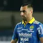 Striker Persib Bandung, Artur Gevorkyan, saat melawan Persipura Jayapura pada laga Liga 1 2019 di Stadion Si Jalak Harupat, Jawa Barat, Sabtu (18/5). Persib menang 3-0 atas Persipura. (Bola.com/M Iqbal Ichsan)