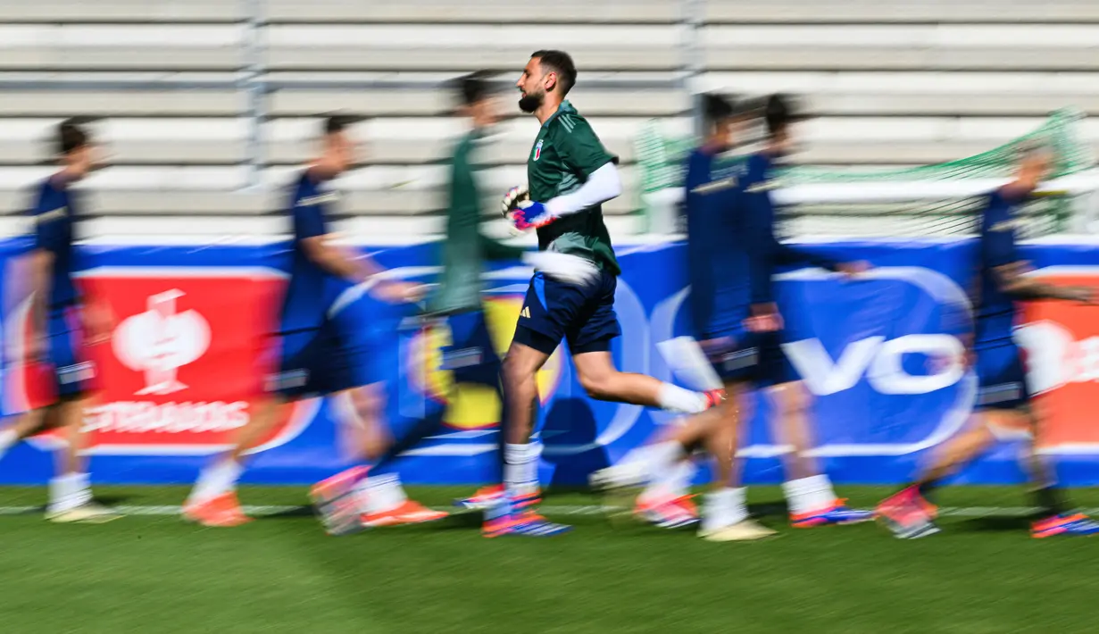 Kiper Italia #01 Gianluigi Donnarumma (tengah) menghadiri sesi latihan MD-1 menjelang pertandingan Grup B Euro 2024 di Hemberg-Stadion di Iserlohn, Rabu (19/6/2024). (Alberto PIZZOLI / AFP)