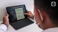 Nasabah beraktivitas di salah satu kantor cabang digital Bank BNI di Jakarta, Rabu (30/12/2020). Nilai transaksi ekonomi digital Indonesia pada tahun 2020 mencapai USD 44 miliar. (Liputan6.com/Johan Tallo)