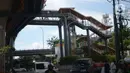 Kendaraan melintas di bawah jembatan penyeberangan orang (skywalk) yang menghubungkan Stasiun Kebayoran dengan Halte Transjakarta di Kebayoran Lama, Jakarta, Jumat (6/1/2023). Skywalk sepanjang 450 meter tersebut untuk memudahkan mobilitas penumpang Transjakarta atau KRL yang beralih moda transportasi. (merdeka.com/Imam Buhori)