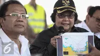 Menteri LHK,  Siti Nurbaya memberikan paparan saat meninjau langsung pulau hasil reklamasi di pantai utara Jakarta, Rabu (4/5). Reklamasi dilakukan pengembang PT Kapuk Naga Indah (KNI). (Liputan6.com/Faizal Fanani)