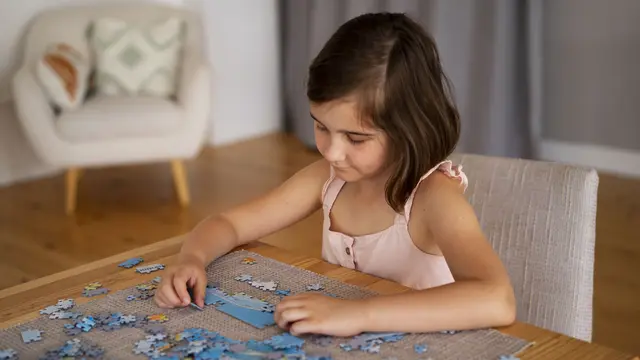 Ilustrasi menyusun puzzle