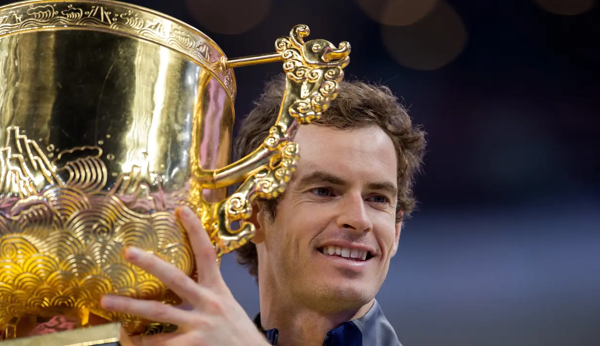 Senyum kemenangan Petenis Inggris Raya, Andy Murray sebagai juara turnamen China Open, di Beijing, Minggu (9/10). Murray kini terpaut 1.555 poin dari Djokovic dalam perburuan akhir tahun untuk menjadi petenis nomor satu dunia. (NICOLAS ASFOURI/AFP)