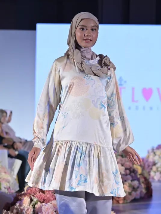 <p>Bahan satin lembut dengan design loose dan ruffle jadi andalan cutting Wlove by Yanti Adeni. [Scarf]</p>