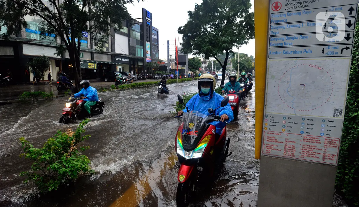 Sejumlah kendaraan melintasi trotoar untuk menghindari banjir di Jalan Kemang Raya, Jakarta Selatan, Kamis (3/11/2022). Hujan deras sekitar dua jam lebih menyebabkan Jalan Kemang Raya digenangi banjir sekitar 30 cm sehingga benyak kendaraan tidak dapat melintas. (merdeka.com/Arie Basuki)