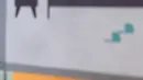 Seorang pemudik menunggu dalam sebuah ruangan saat arus balik Lebaran di Terminal Pulogebang, Jakarta, Jumat (21/5/2021). Satu minggu setelah Lebaran, pemudik yang tiba di Terminal Pulogebang wajib menjalani tes COVID-19. (merdeka.com/Imam Buhori)