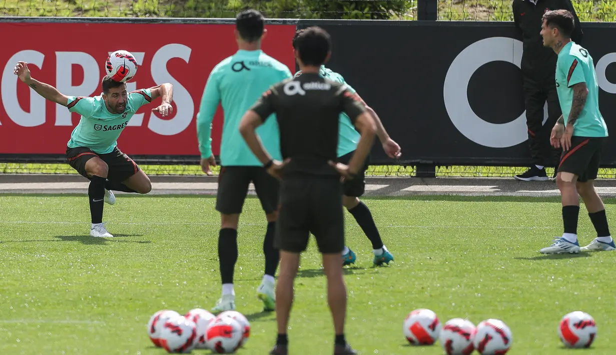Gelandang timnas Portugal Joao Moutinho (kiri) menyundul bola selama sesi latihan di kamp pelatihan "Cidade do Futebol" Portugal di Oeiras, di pinggiran Lisbon, Sabtu (4/6/2022). Portugal akan menjamu Swiss pada matchday 2 Grup 2 UEFA Nations League A 2022/2023, Senin 6 Juni 2022 dini hari WIB di Estadio Jose Alvalade. (CARLOS COSTA / AFP)