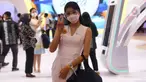 Seorang Sales Promotion Girl (SPG) berpose pada perhelatan Gaikindo Indonesia International Auto Show (GIIAS) 2021 di ICE BSD, Tangerang, Banten, Senin (15/11/2021). Kehadiran model menghiasi pameran otomotif GIIAS 2021 yang berlangsung hingga 21 November mendatang. (Liputan6.com/Angga Yuniar)