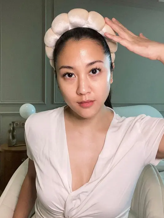 Penampilan Sherina saat tak memakai makeup ini langsung jadi sorotan. Pasalnya, ia terlihat percaya diri mengunggah foto tanpa makeup di media sosial.(Liputan6.com/IG/@sherinamunaf)