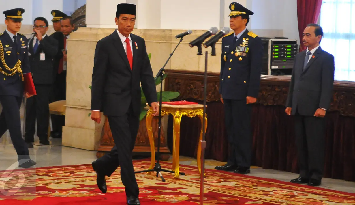 Presiden Joko Widodo bersiap melantik Marsekal Madya Hadi Tjahjanto sebagai Staf Angkatan Udara (Kasau) di Istana Negara, Jakarta, Rabu (18/1). Hadi Tjahjanto menggantikan Agus Supriatna. (Liputan6.com/Angga Yuniar)