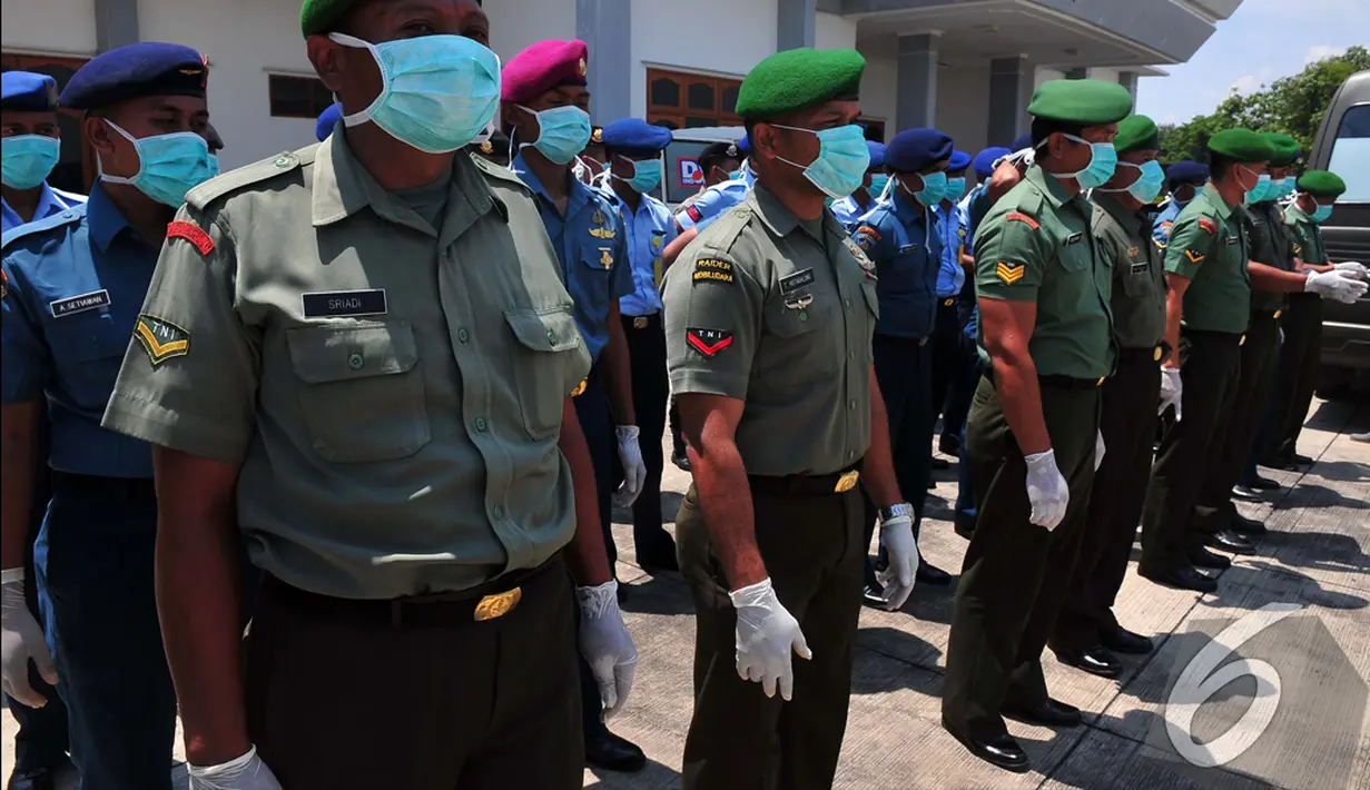 Tim Gabungan SAR TNI berbaris rapi saat akan menyambut kedatangan 4 jenazah penumpang AirAsia QZ8501, Surabaya, Kamis (1/1/2015). (Liputan6.com/Johan Tallo)