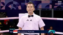 Wasit Indonesia, Muhammad Arisa Putra Pohan saat memimpin pertandingan semifinal tinju Olimpiade Paris 2024 di North Paris Arena, Villepinte, Prancis, Jumat (02/08/2024). (Dok. NOC Indonesia)