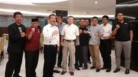 Asprov PSSI Jabar setelah melakukan pertemuan dengan perwakilan 10 Asprov PSSI lain serta manajer Persib, Umuh Muchtar, di Golden Flower Hotel, Bandung, Sabtu (13/4/2019). (Bola.com/Erwin Snaz)