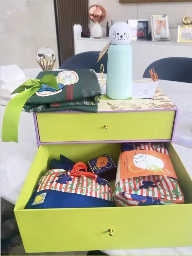 Potret Isi Hampers Lebaran Raffi Ahmad dan Nagita Slavina yang dibagikan Titi Kamal.credit: Instagram @titi_kamall