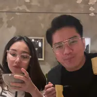 Boy William dan Ayu Ting Ting menunjukan keseruan mereka makan bareng. Keduanya terlihat menyantap berbagai menu khas negeri Sakura, Jepang. [Foto: Instagram/ayutingting92]