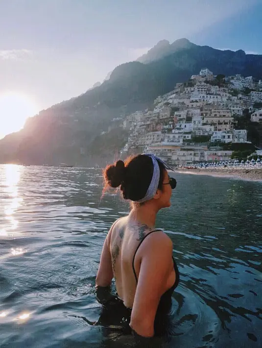 Tampaknya Ratu Felisha merupakan wanita yang doyan dengan travelling. Lantaran di akun Instagram pribadinya, ia kerap mengunggah foto-foto saat ia sedang berlibur. (Foto: instagram.com/allaboutfelisha)