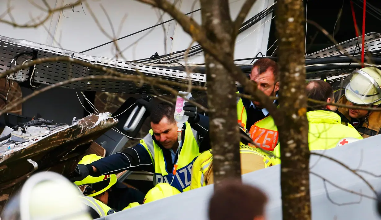 Petugas medis memegang botol infus untuk korban tabrakan antara dua kereta di dekat Bad Aibling, Jerman, Selasa (9/2). Kecelakaan tersebut merupakan yang terburuk yang terjadi di wilayah Bavaria selama beberapa tahun terakhir. (REUTERS/Michael Dalder)