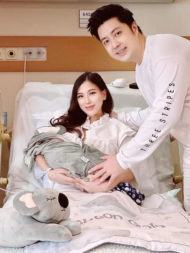 Melahirkan Anak Pertama, Ini 6 Potret Perjalanan Kehamilan Angela Tee