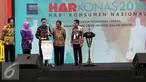 Menteri Perdagangan Thomas Lembong memukul gendang sebagai tanda sambut Hari Konsumen Nasional (Harkonas) 2016, Jakarta, Selasa (26/4). Harkonas tahun ini mengambil tema konsumen cerdas mandiri dan cinta produk dalam negeri. (Liputan6.com/Faizal Fanani)