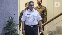 Gubernur DKI Jakarta Anies Baswedan berjalan keluar seusai menjalani pemeriksaan di Gedung KPK, Jakarta, Rabu (7/9/2022). Anies mengenakan baju Piket Dinas Harian (PDH) berwarna putih dengan bawahan celana warna dongker. (Liputan6.com/Faizal Fanani)