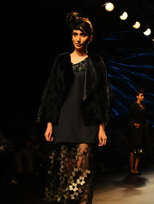 Model berjalan di atas catwalk membawakan busana kreasi dari desainer Shweta Kapur di Lakme Fashion Week (LFW) Winter / Festive 2017 di Mumbai (16/8). Lakme Fashion Week berlangsung di Mumbai mulai 16-20 Agustus. (AFP Photo/Sujit Jaiswal)