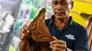 Bambang mengatakan regulasi ini memiliki banyak persyaratan yang justru memberatkan petani, produsen, konsumen dan pedagang industri hasil tembakau. (CHAIDEER MAHYUDDIN/AFP)