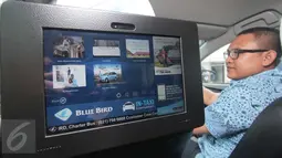 Layar In-Taxi Intertaiment (ITE) yang berada di dalam taksi Blue Bird, Jakarta, Rabu (18/11/2015). Kehadiran ITE diharapkan dapat memperkaya pengalaman serta hiburan kepada penumpang. (Liputan6.com/Angga Yuniar)