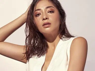 Nikita Willy merupakan salah satu selebriti yang sering mengunggah gaya penampilannya di Instagram pribadi. Ketika pemotretan, istri Indra Priawan itu tampak anggun dengan busana putih. Makeup bold yang mengiasi wajahnya pun membuat Nikita makin menawan.(Liputan6.com/IG/@nikitawillyofficial94)