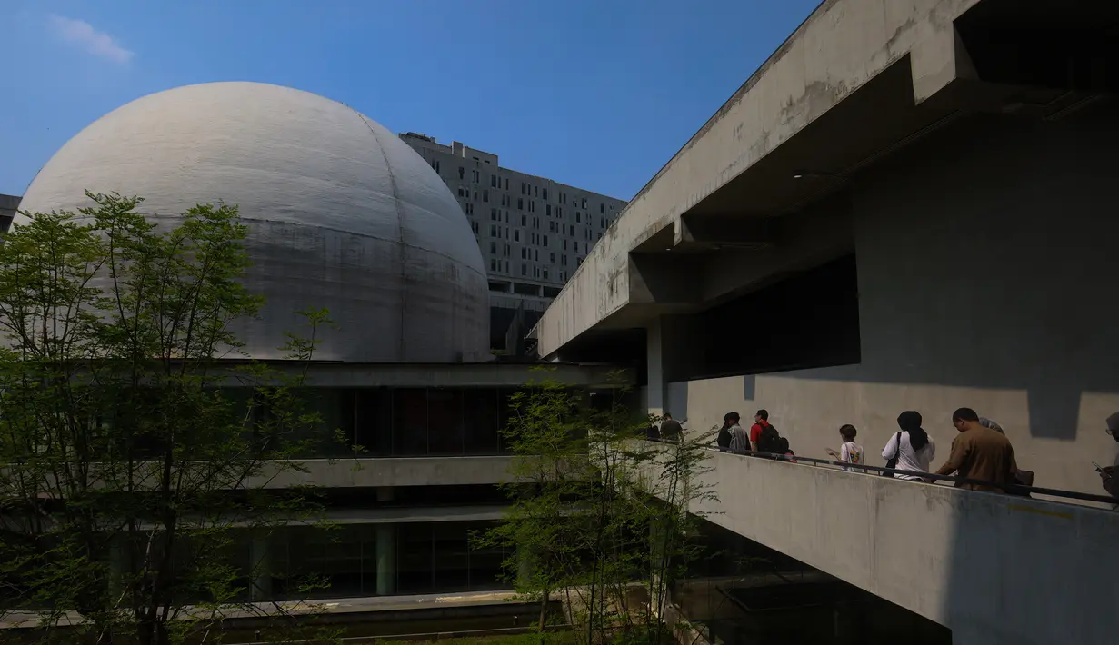 Dengan kembali beroperasinya Planetarium, warga bisa menikmati berbagai wahana dan video tentang berbagai hal tentang planet, khususnya tata surya. Tampak dalam foto, pengunjung berjalan memasuki area Planetarium di Taman Ismail Marzuki, Jakarta, Kamis (25/12/2025). (Kapanlagi.com/Budy Santoso)
