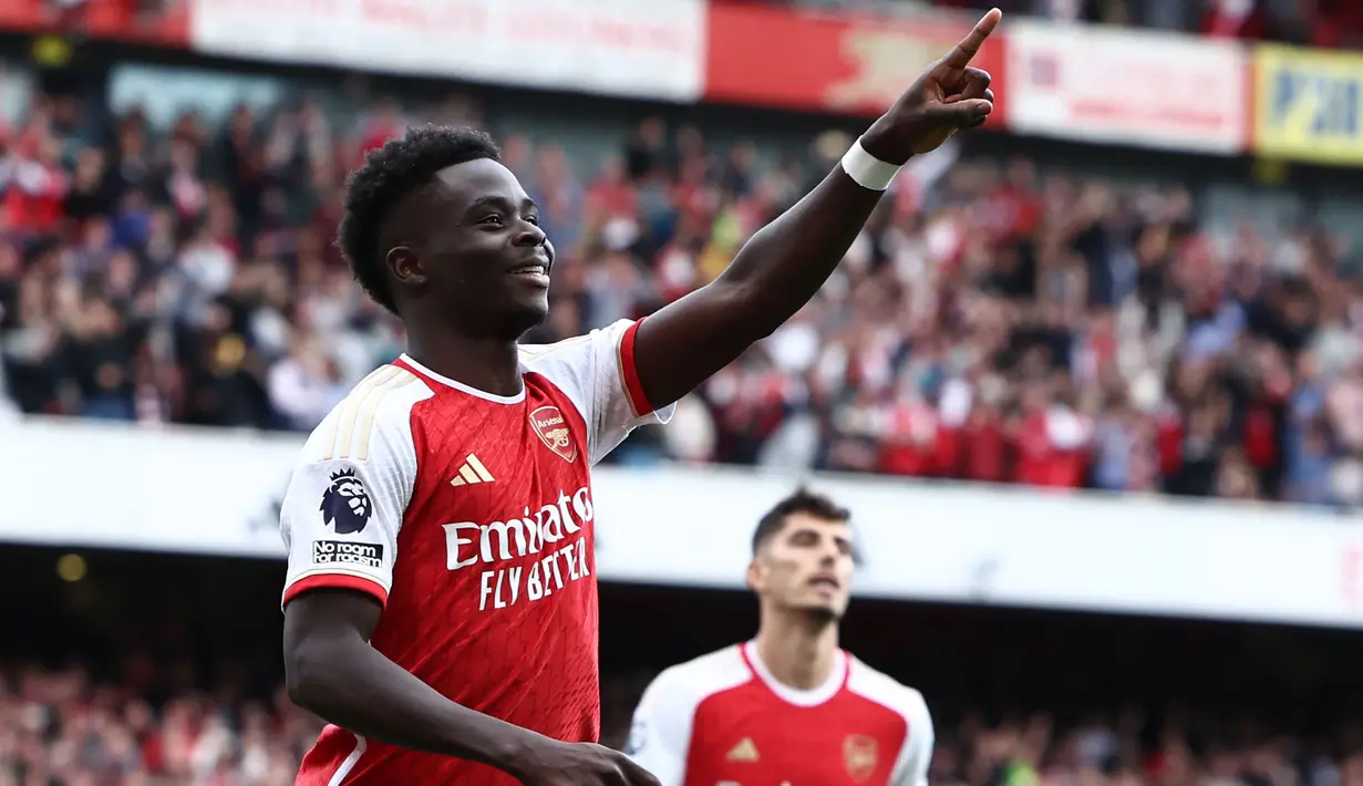 Bukayo Saka, sayap kanan Arsenal berusia 22 tahun ini tercatat telah mencetak total 6 gol dan 7 assist dari 19 laga di Premier League 2023/2024. Dua gol di antaranya dihasilkan lewat eksekusi penalti, yaitu saat bermain imbang 2-2 dengan Fulham pada pekan ke-3 (26/8/2023) dan saat ditahan 2-2 oleh Tottenham Hotspur pada pekan ke-6 (24/9/2023). (AFP/Henry Nicholls)