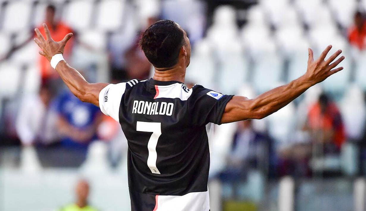 Striker Juventus, Cristiano Ronaldo, melakukan selebrasi usai mencetak gol ke gawang Torino pada laga Serie A di Stadion Allianz, Turin, Sabtu (4/6/2020). Juventus menang 4-1 atas Torino. (AP/Marco Alpozzi)