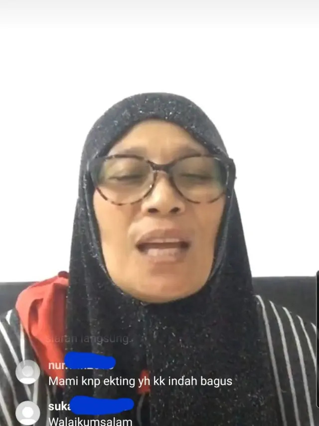 Nursyah ibunda Indah Permatasari menggelar siaran langsung Instagram, Minggu (23/4/2023). (Foto: Dok. Instagram @mustaminnursyah)