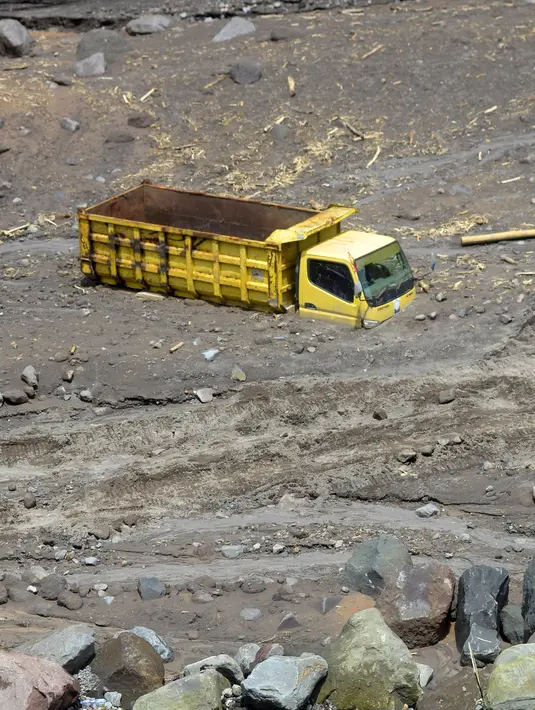 Truk milik penambang pasir tertimbun abu vulkanik setelah hujan deras mengguyur lereng Gunung Merapi di Magelang, 2 Desember 2021. BPPTKG hingga saat ini mempertahankan status Gunung Merapi pada Level III atau Siaga. (AGUNG SUPRIYANTO/AFP)