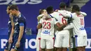 Para pemain Lyon merayakan gol ke gawang Bordeaux pada pertandingan Liga Prancis di Lyon, Prancis, Jumat (29/1/2021). Lyon menang 2-1 atas Bordeaux dan naik ke puncak klasemen sementara Liga Prancis menyalip Paris Saint-Germain (PSG). (AP Photo/Laurent Cipriani)