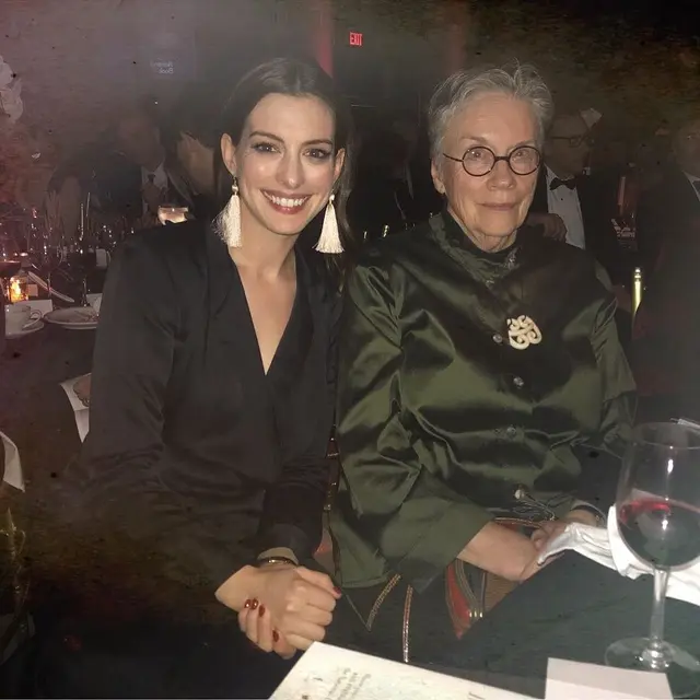 7 Potret Anne Hathaway saat Tampil Formal, Bakal Jadi Pembicara di B20 Bali