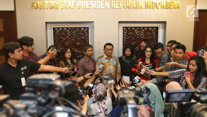 Kepala Staf Kepresidenan, Moeldoko (tengah) memberikan keterangan saat menerima kedatangan terpidana kasus pelanggaran UU ITE, Baiq Nuril di Kompleks Istana Kepresidenan, Senin (15/7/2019). Baiq Nuril datang untuk menyerahkan surat pengajuan amnesti ke Presiden Jokowi. (Liputan6.com/Angga Yuniar)