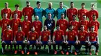 Pemain timnas Spanyol berpose mengenakan jersey terbaru di "Ciudad del Futbol" di Las Rozas, dekat Madrid (8/11). Jersey terbaru ini akan digunakan Spanyol untuk Piala Dunia 2018 di Rusia. (AFP Photo/Pierre Philippe Marcou)
