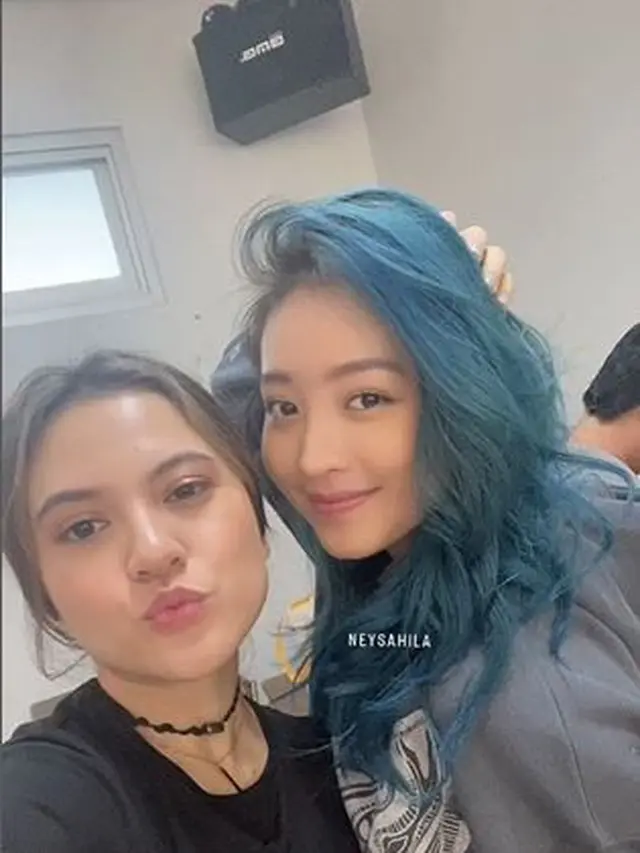 Sempat Malu, Ini 6 Potret Terbaru Natasha Wilona dengan Rambut Biru yang Manglingi