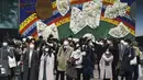 Orang-orang yang mengenakan masker menunggu lampu lalu lintas di penyeberangan pejalan kaki di Shibuya, Tokyo, Selasa (5/1/2021). Pemerintah Jepang sedang mempertimbangkan mendeklarasikan keadaan darurat untuk Tokyo karena kasus infeksi virus corona yang terus meningkat. (AP Photo/Eugene Hoshiko)