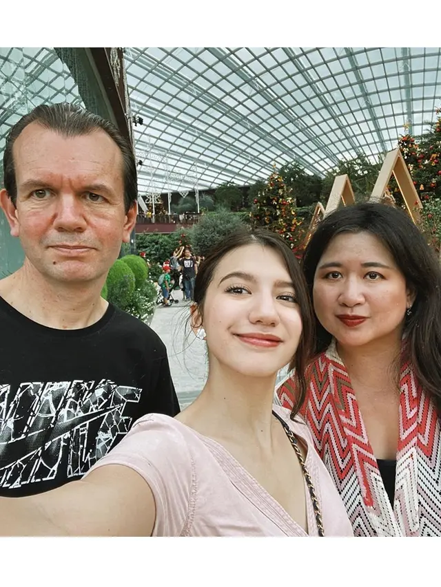 Jarang Tersorot, Ini Potret Kedekatan 10 Artis dengan Ayah Bulenya