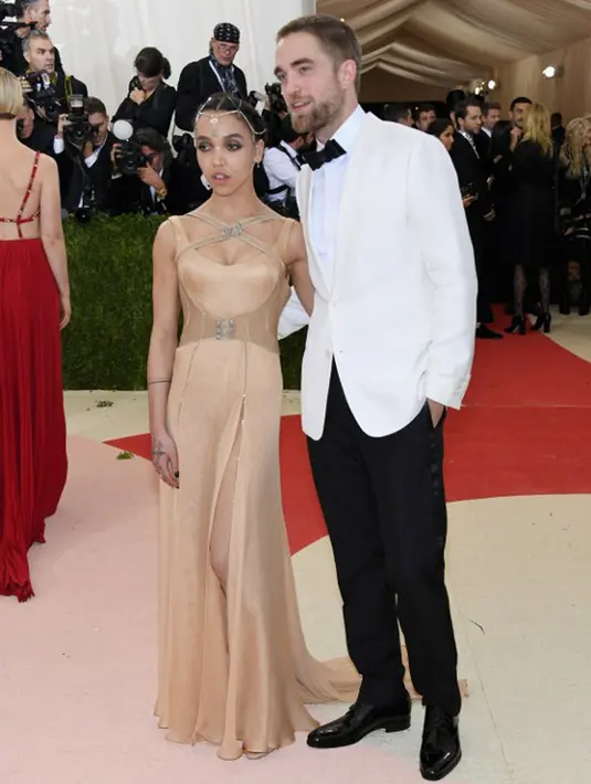 Melansir E! News, Selasa (8/8/2017), seorang sumber mengatakan Pattinson dan FKA Twigs masih berstatus sebagai sepasang tunangan, namun ia merasa tidak akan bertahan lama untuk ini. (AFP/LARRY BUSACCA)