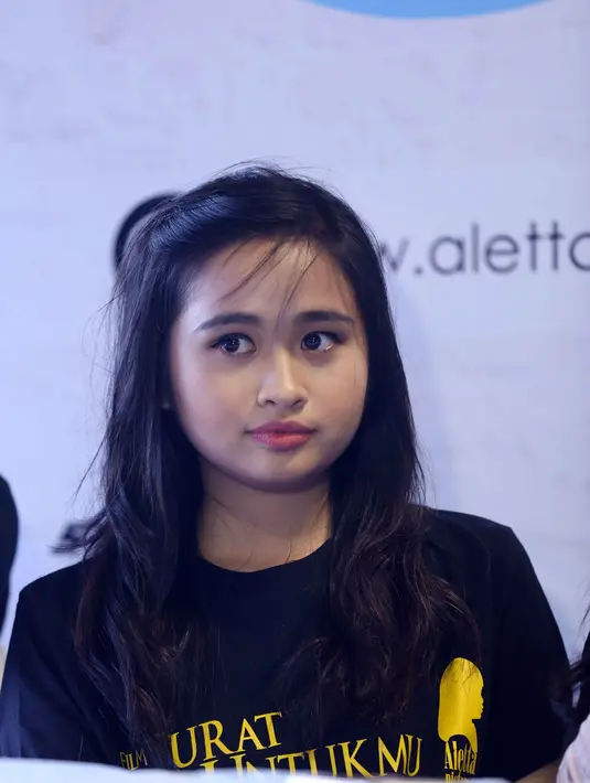 Gritte Agatha saat di kawasan Mampang, Jakarta Selatan, Sabtu (19/12/2015). (Nurwahyunan/Bintang.com)