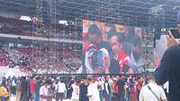 Presiden Jokowi menghadiri acara Nusantara Bersatu yang dihadiri ribuan relawan di Stadion Gelora Bung Karno (GBK), Senayan, Jakarta. (Merdeka.com/Genantan Saputra)