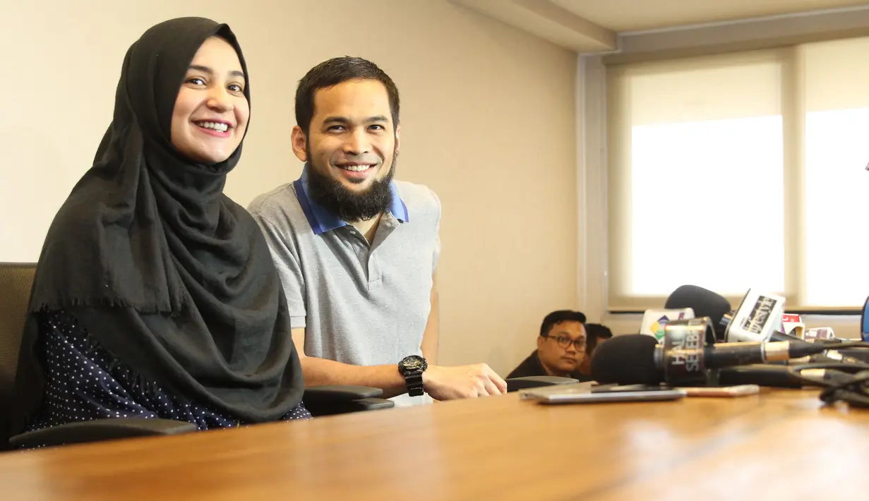 Saat istrinya sedang mengatur nafas untuk mengejan, pesinteron yang terkenal dalam sinetron Cinta Fitri itu malah tertawa. (Galih W. Satria/Bintang.com)