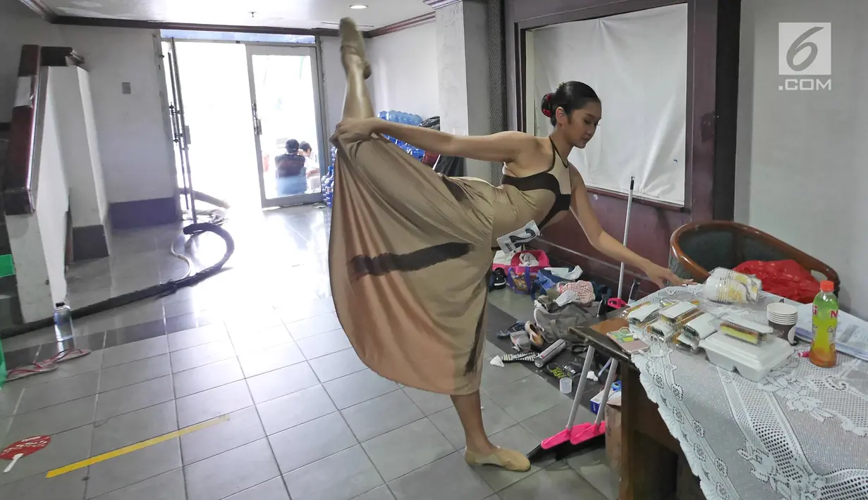Peserta melakukan peregangan sebelum tampil dalam gelaran Namarina bertajuk 'Internal Jazz dance Competition 2018' di Jakarta, Minggu (6/5). Kompetisi ini diikuti oleh kurang lebih 200 peserta. (Liputan6.com/Herman Zakharia)