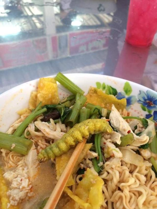 7 Potret Hewan Aneh Terselip di Makanan, Bikin Jijik