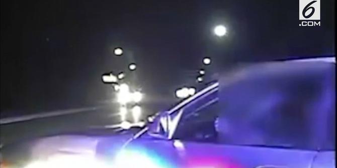 VIDEO: Polisi Kejar Mobil Lawan Arah, Ternyata Sopirnya Tidur