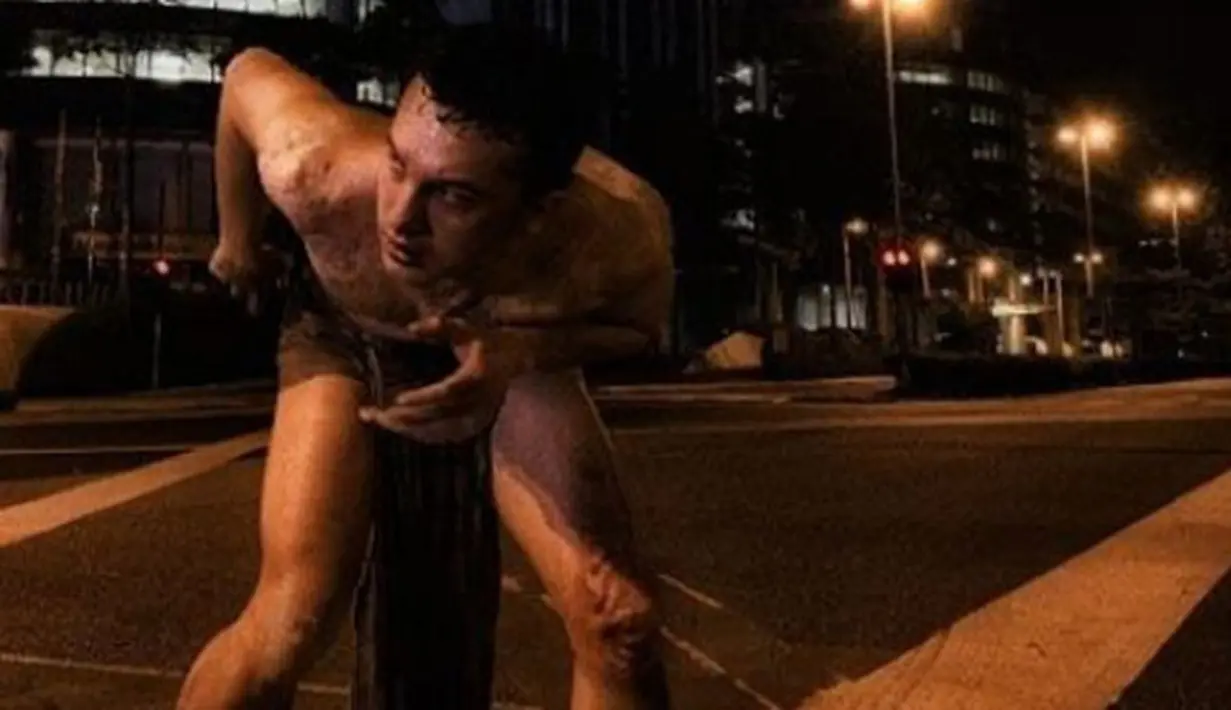 Selain menjadi waria, karakter unik lainnya yang diperankan oleh Nicholas adalah menjadi seekor burung Rangkong spesies gading di film Interchange. Dan pastinya, peran ini memberikan tantangan tersendiri bagi Nicholas. (Foto: Instagram)